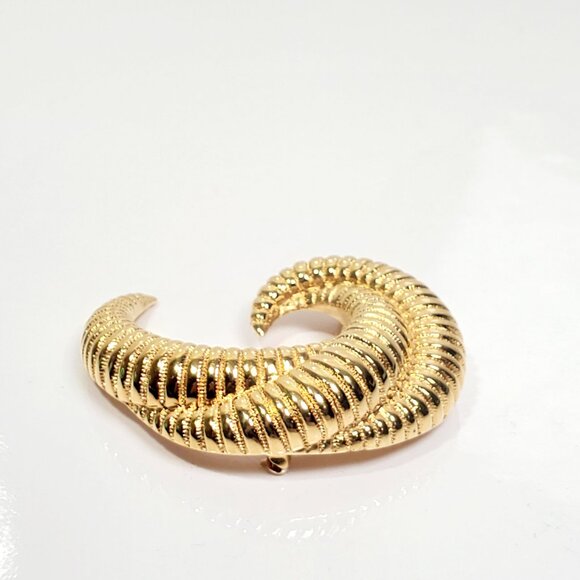 Vintage Monet Gold-Tone Swirl Curved Brooch with Travel Storage Pouch - Picture 8 of 8